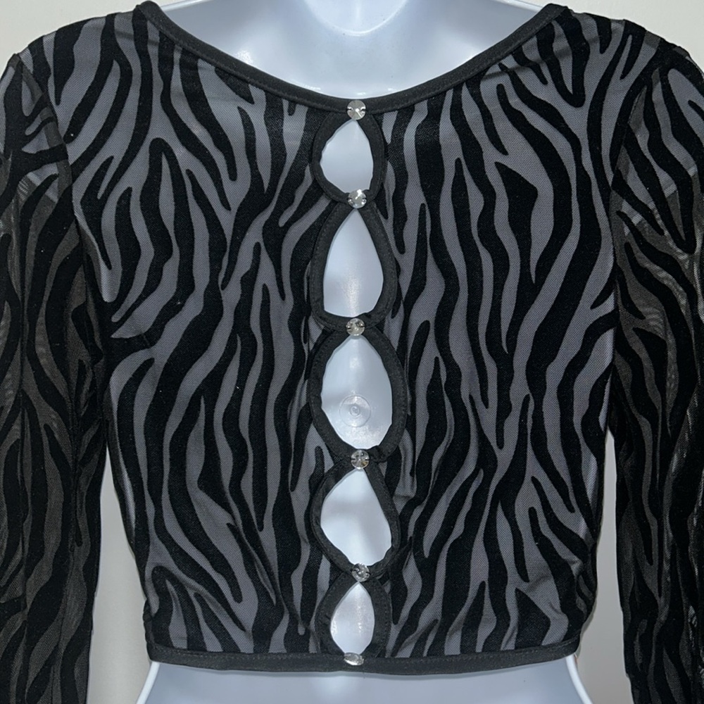 All eyes 👀 on you with this sexy 🫦 Black Zebra Print Long Sleeve Top - Picture 6 of 8
